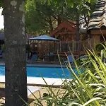 לינה וארוחת בוקר Le Clos Des Romarins 3*
