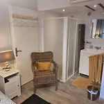 Le Clos Des Romarins לינה וארוחת בוקר 3*