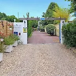 לינה וארוחת בוקר Le Clos Des Romarins 3*
