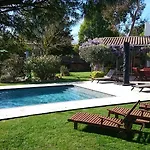 לינה וארוחת בוקר Le Clos Des Romarins 3*