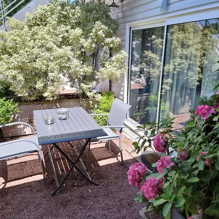 Le Clos Des Romarins Bed & Breakfast 2*