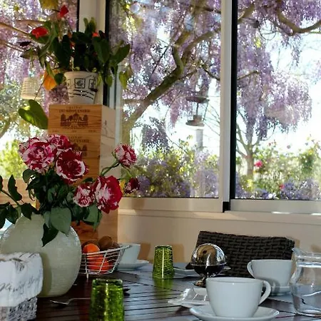 Le Clos Des Romarins Bed & Breakfast